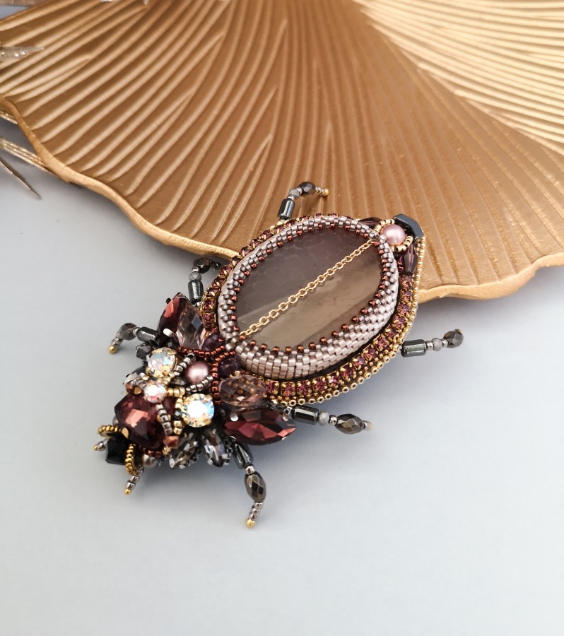 Vienetinė sagė - Karališkas vabalas - Agato pudrinė rožinė 