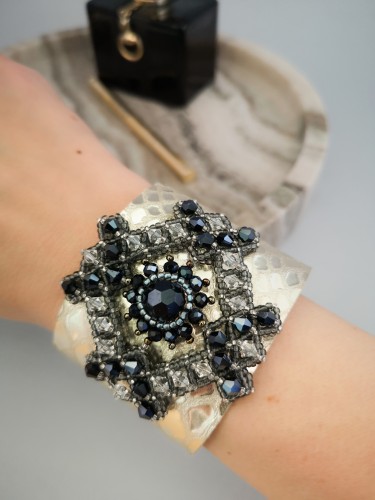 Vienetinė odinė apyrankė - GALAKTIKA - Gold - Black crystals 