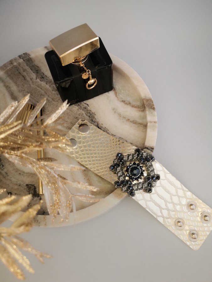Vienetinė odinė apyrankė - GALAKTIKA - Gold - Black crystals 