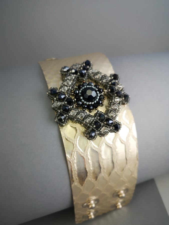 Vienetinė odinė apyrankė - GALAKTIKA - Gold - Black crystals 